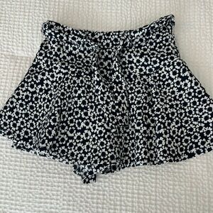 Zara kids skort - navy & white floral with tie waist. Super comfy. Size 6.